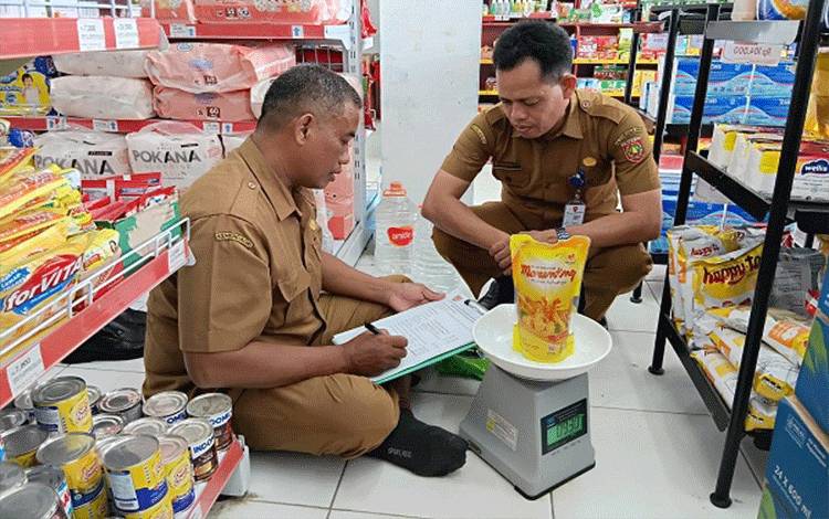 DisperindagkopUKM Kobar Awasi BDKT di Swalayan dan Pengrajin Makanan Olahan