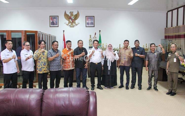 Bupati Seruyan Sambut Komisi IV DPRD Kalteng Tinjau Jalan Menuju Pelabuhan Segintung