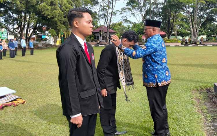 Wabup Kobar Lepas 2 Pemuda Berangkat sebagai Pekerja Migran Terlatih ke Jepang