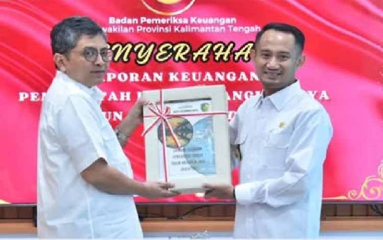 Wali Kota Palangka Raya Serahkan LKPD ke BPK RI Kalteng