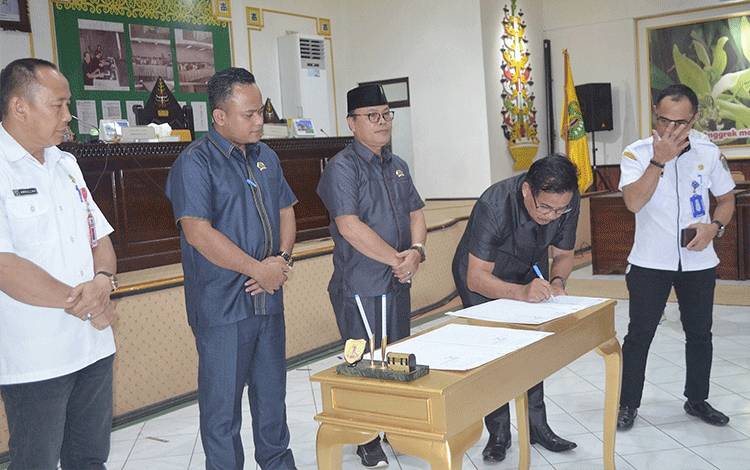 Rapat paripurna DPRD Barito Timur tentang pembentukan alat kelengkapan dewan (AKD), Kamis, 17 April 2025. (FOTO: AGUSTINUS BOLE MALO)