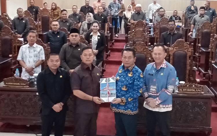 Jajaran DPRD Kapuas saat menerima Raperda tentang pemekaran Kecamatan Mantangai, Kamis, 17 April 2025. (FOTO: DODI)