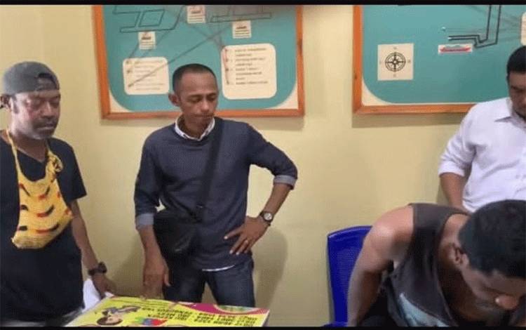 Ipda Maksi Banase (kedua dari kiri) bersama personel tim Satresnarkoba Polres Flores Timur saat menggeledah pelaku. (ANTARA/Dokumentasi Pribadi)