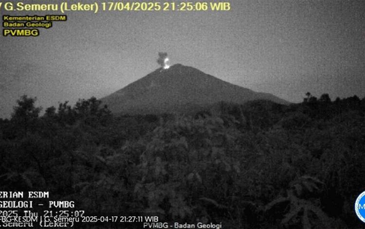 Gunung Semeru erupsi dengan tinggi letusan 700 meter di atas puncak pada Kamis (17/4/2025) malam. ANTARA/HO-PVMBG