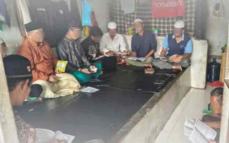 WBP Rutan Kapuas saat lakukan kegiatan yasinan di kamar hunian. (FOTO: IST)