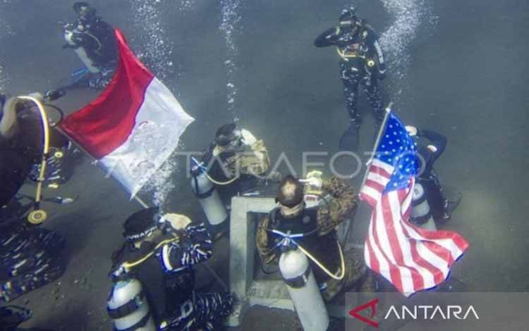 TNI AL Napak Tilas Selami Bangkai Kapal di Tulamben Bali
