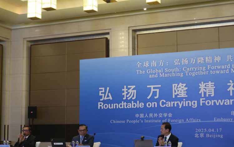 Duta Besar RI untuk Tiongkok dan Mongolia periode 2010-2013 Imron Cotan, Duta Besar RI untuk Tiongkok dan Mongolia Djauhari Oratmangun dan Presiden Chinese People's Institute of Foreign Affairs Wang Chao (kiri ke kanan) berbicara dalam "Roundtable Discussion" mengenai Konferensi Asia Afrika di Beijing pada Kamis (17/4). (ANTARA/Desca Lidya Natalia)