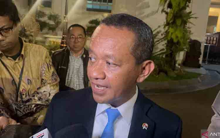 Menteri Energi dan Sumber Daya Mineral (ESDM) Bahlil Lahadalia saat menyampaikan tanggapan seusai menghadiri rapat terbatas bersama Presiden Prabowo Subianto di kompleks Istana Kepresidenan, Jakarta, Kamis (17/4/2025). ANTARA/Andi Firdaus.