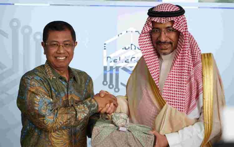 Menteri Industri dan Sumber Daya Mineral Kerajaan Arab Saudi, Bandar bin Ibrahim Alkhorayef bersama Kepala Badan Pengembangan Sumber Daya Manusia Industri (BPSDMI) Masrokhan sedang bertukar cendera mata seusai melakukan kunjungan di Pusat Industri Digital Indonesia (PIDI 4.0) Jakarta, Kamis (17/4/2025). (ANTARA/HO-Kemenperin)
