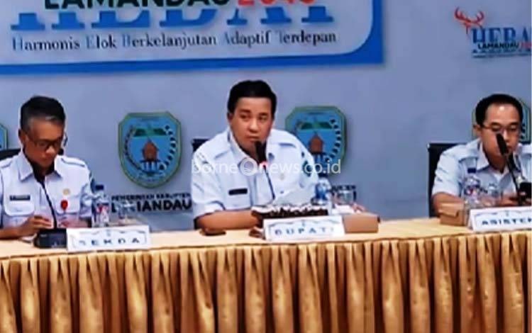 Bupati Lamandau, Rizky Aditya Putra tengah mencermati berkas laporan sebelum memimpin rapat evaluasi camat. FOTO : PPOST/FAHRUDDIN FITRIYA