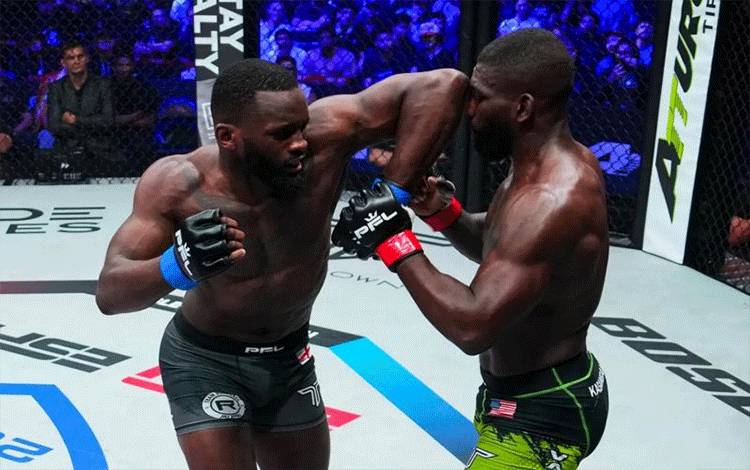 Petarung PFL Fabian Edwards (kiri) menyerang lawannya Impa Kasanganay (kanan) dalam laga utama PFL 3 di Orlando, Amerika Serikat, Jumat (18/4/2025). (Laman MMA Fighting)