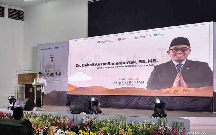 Wakil Badan Penyelenggara Haji (BPH) Dahnil Anzar Simanjuntak dalam kegiatan Bimbingan Manasik Haji Nasional di Asrama Haji Jakarta, Sabtu (19/4/2025). (ANTARA/Lintang Budiyanti Prameswari)
