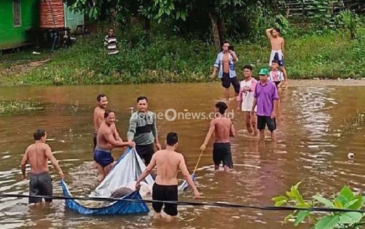 Jasad Norajidin warga Desa Muara Untu, Kabupaten Murung Raya, Kalteng, yang tenggelam saat dievakuasi oleh warga, Sabtu (19/4/2025). ANTARA/HO-Dokumentasi Pribadi