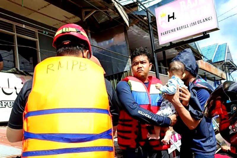 Disdamkarmat Barito Utara Evakuasi Warga Terdampak Banjir