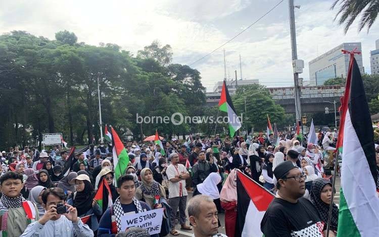 Suara Takbir Menggema dalam Aksi Bela Palestina di Depan Kedubes AS