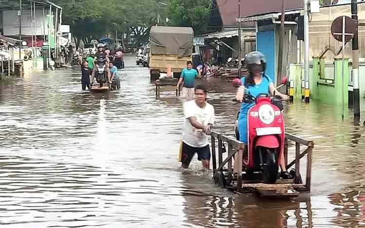 Banjir Bawa Berkah, Jasa Getek Gerobak Ramai Antar Sepeda Motor di Jalan Meranti Muara Teweh