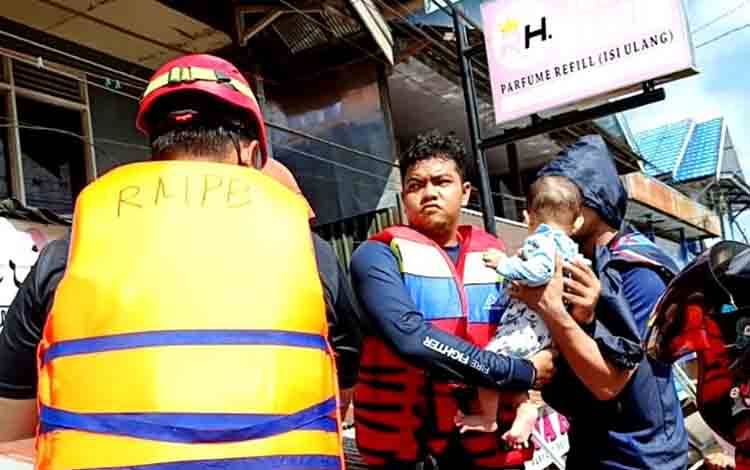 Disdamkarmat Barut Evakuasi Warga Terdampak Banjir di Sejumlah Titik Dalam Kota Muara Teweh