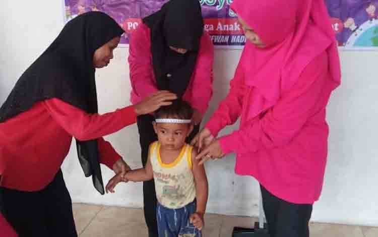 Cek kesehatan anak. (FOTO: MARINI)