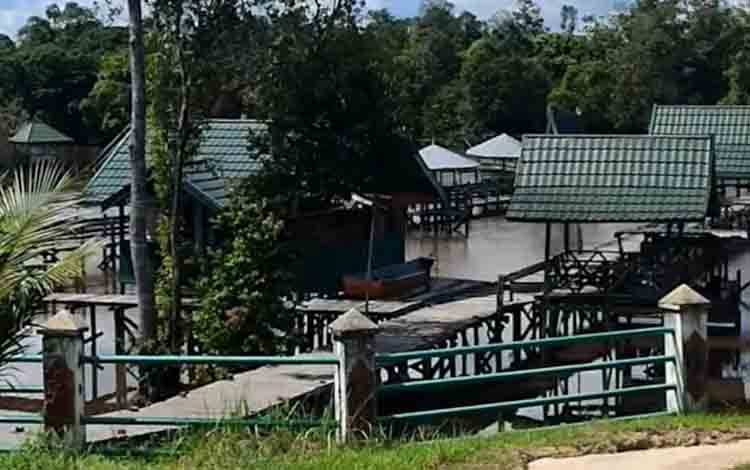 Dewan Dorong Pelepasliaran Ikan Lokal dan Pengembangan Wisata Edukasi di Danau Tahai