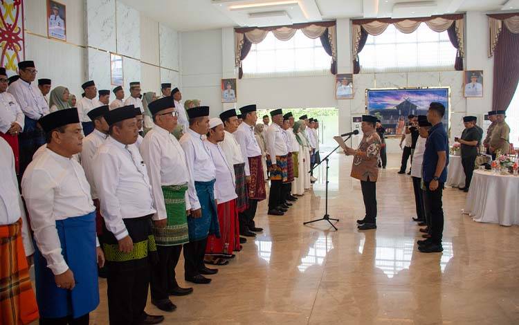 Bupati Kapuas Lantik Pengurus Masjid Agung Al-Mukarram dan PHBI