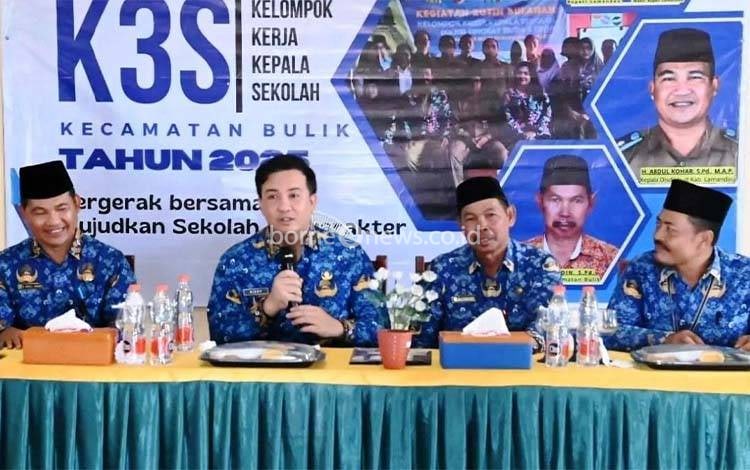 Bupati Lamandau Rizky Aditya Putra saat memberikan arahan pada Kegiatan K3S tingkat PAUD dan SD/MI Se-Kecamatan Bulik. FOTO : PPOST/FAHRUDDIN FITRIYA