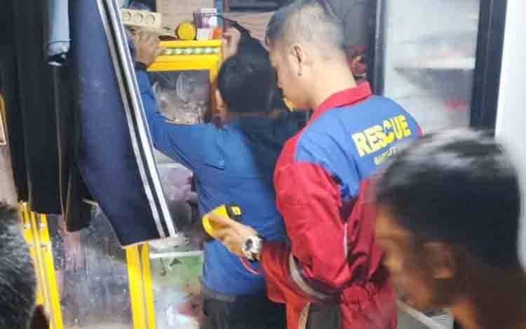 Tim Damkarmat Barut Evakuasi Ular Masuk ke Rumah Warga