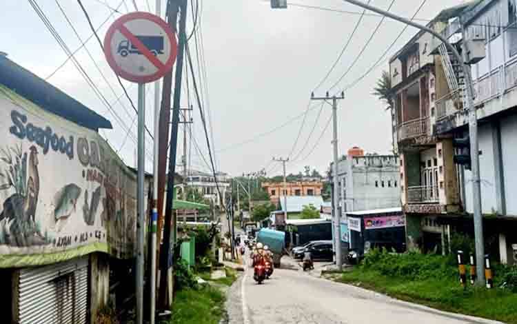 Truk Bermuatan Rusak di Jalan Pertiwi Muara Teweh, Warga Minta Supir Patuh pada Rambu Larangan