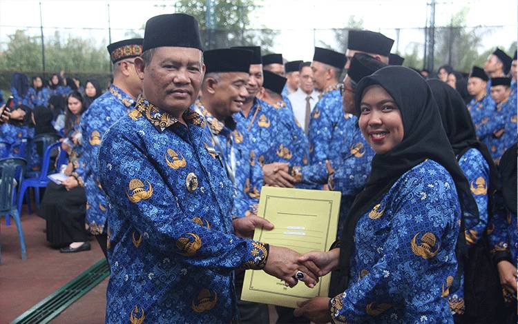 Bupati Seruyan Ambil Sumpah Janji dan Serahkan SK CPNS serta PPPK Formasi 2024