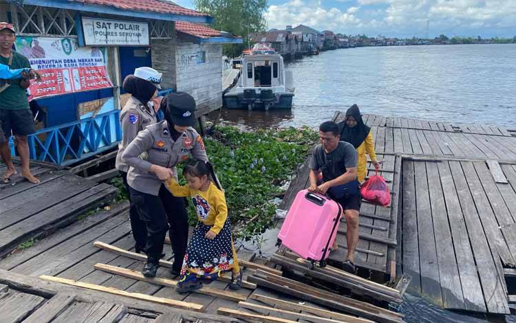 Srikandi Polwan Polres Seruyan saat berpatroli di Dermaga Kuala Pembuang, sambil membantu warga yang baru datang menggunakan angkutan sungai (Foto : Ist)