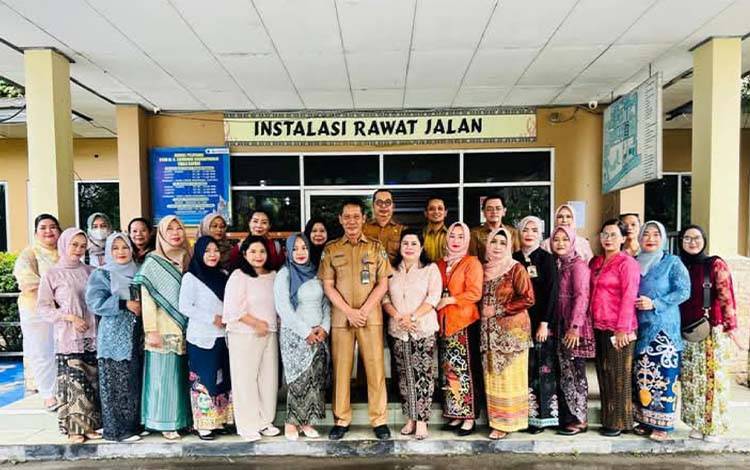 Peringati Hari Kartini 2025, Karyawati RSUD Kapuas Kenakan Kebaya Nasional
