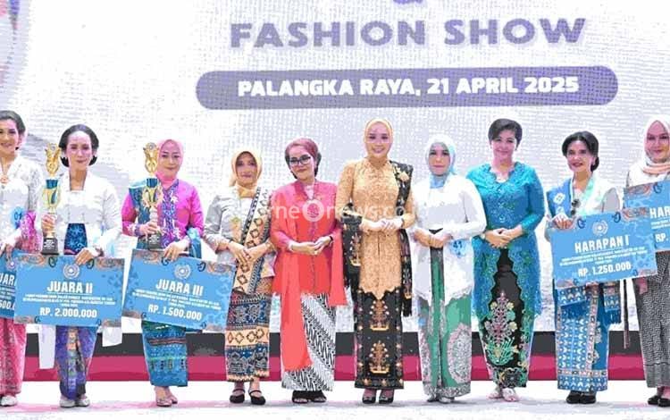 Holly Diany Reza Prabowo Bawa Pesan Emansipasi di Fashion Show Kartini Kalteng