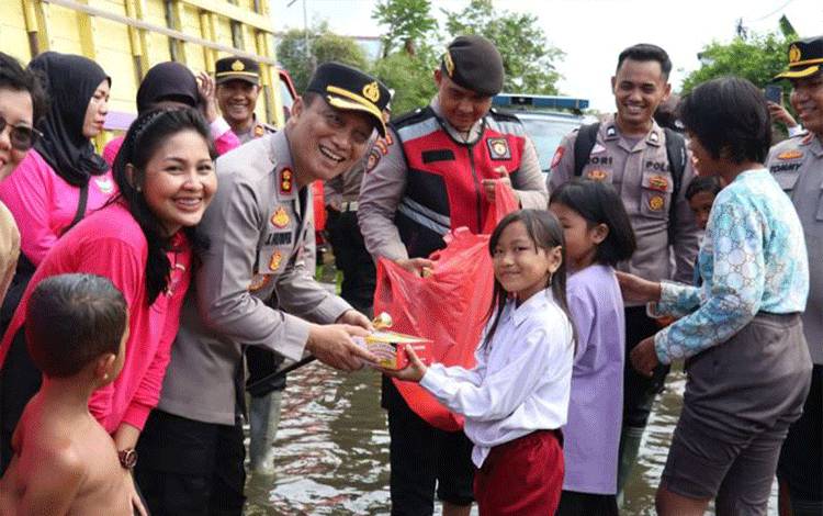 Polres Barito Selatan Berikan Bansos Kepada Warga Terdampak Banjir