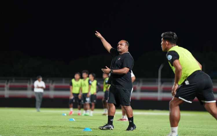Pelatih Malut United, Imran Nahumarury terpilih sebagai Pelatih Terbaik BRI Liga 1 2024-2025 edisi Maret 2025, Selasa (22/4/2024). ANTARA/Abdul Fatah (Abdul Fatah)