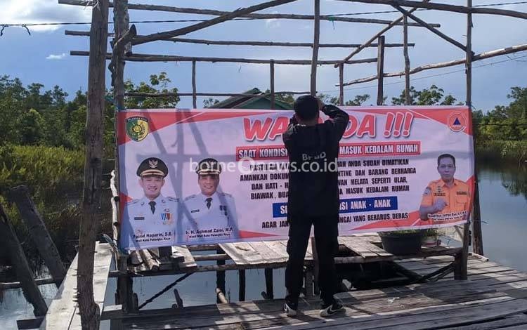 BPBD Palangka Raya Pasang Spanduk Peringatan Banjir di Petuk Katimpun