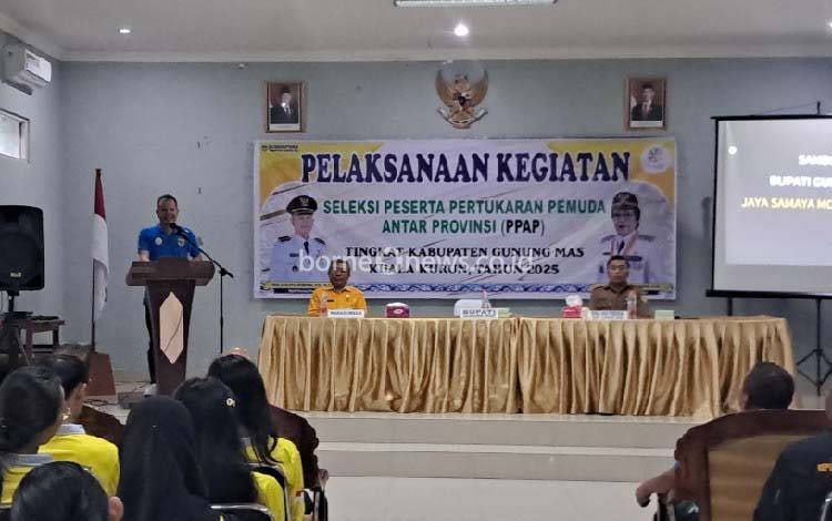 Bupati Gunung Mas Jaya S Monong saat memberikan sambutan pada pembukaan seleksi PPAP tingkat kabupaten, Selasa, 22 April 2025. (FOTO: RISKA YULYANA)