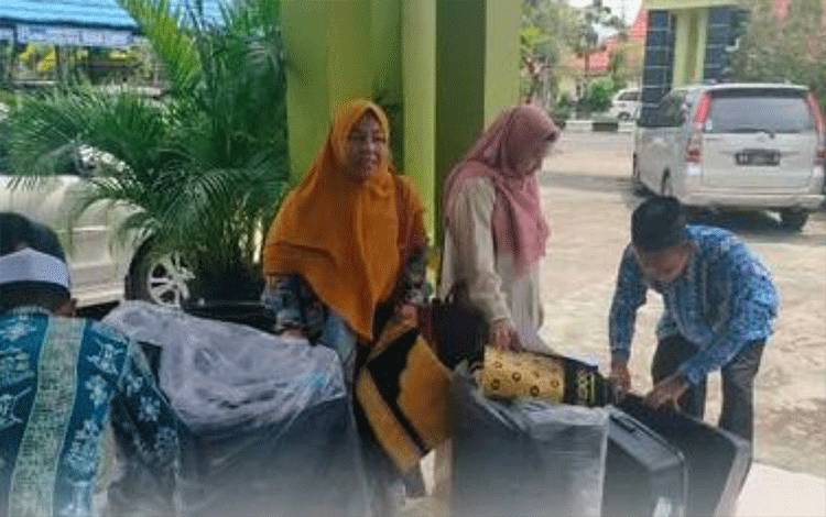 Kemenag Kapuas Bagikan Koper untuk Calon Jamaah Haji