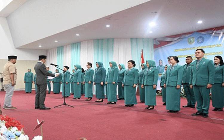 Bupati Pulpis saat mengukuhkan Ketua TP PKK, Rabu 23 April 2025. (RETHA)