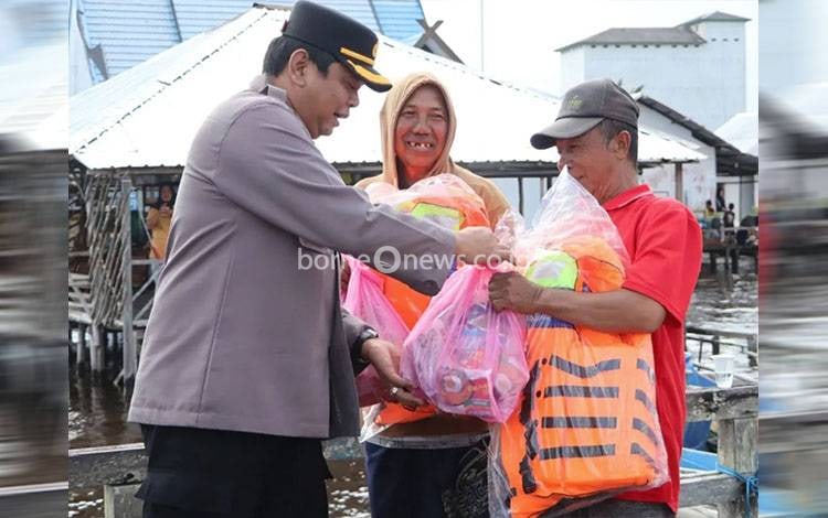 Polres Seruyan Salurkan Life Jacket dan Bansos untuk Nelayan Pesisir Kuala Pembuang