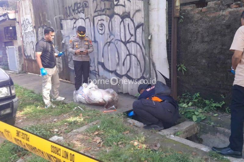 Polisi sedang melakukan identifikasi jenazah dalam karung yang ditemukan warga di pinggir Jalan Daan Mogot KM. 21 Batuceper. ANTARA/HO-Polres Metro Tangerang Kota