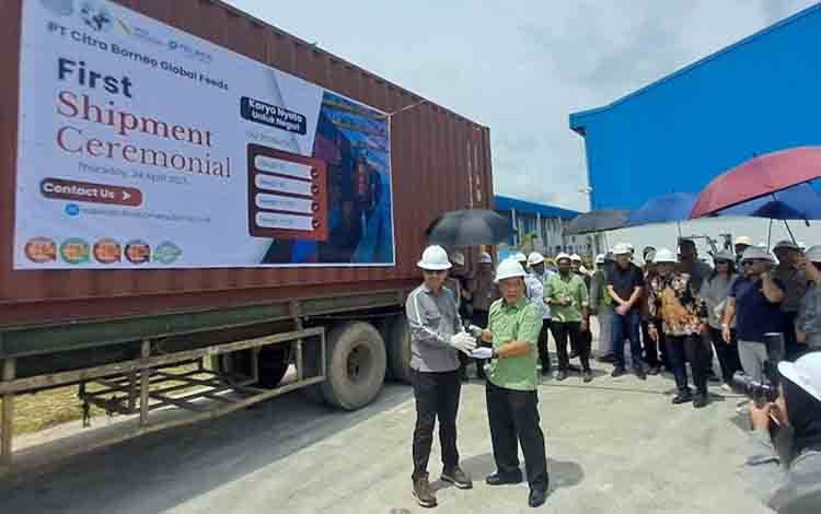 Ekspor perdana produk unggulan PT Citra Borneo Global Feed (CBGF) berua Rumen Fat yang digekar di kawasan PT. Surya Borneo Industri (SBI) Tempenek, Kecamatan Kumai, Kabupaten Kobar, Kamis, 24 April 2025.