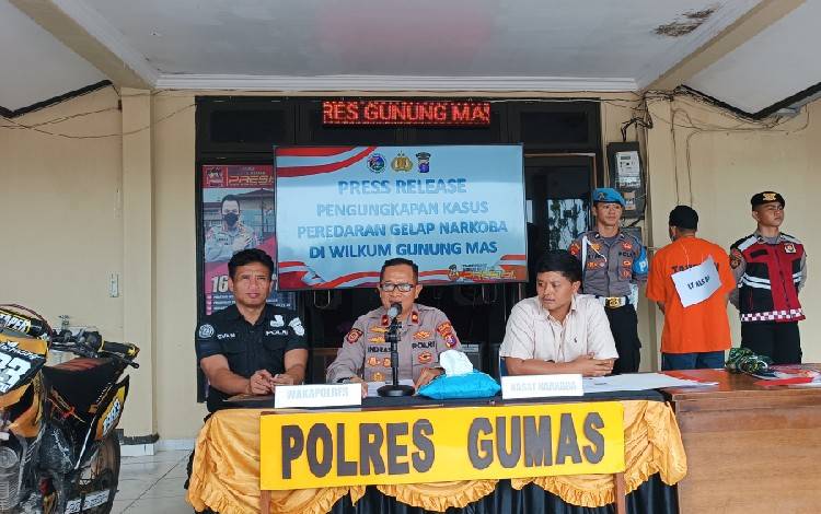 Situasi konferensi pers pihak Polres Gunung Mas terkait tindak pidana narkotika pada Bulan April 2025, Kamis, 24 April 2025. (FOTO: RISKA YULYANA