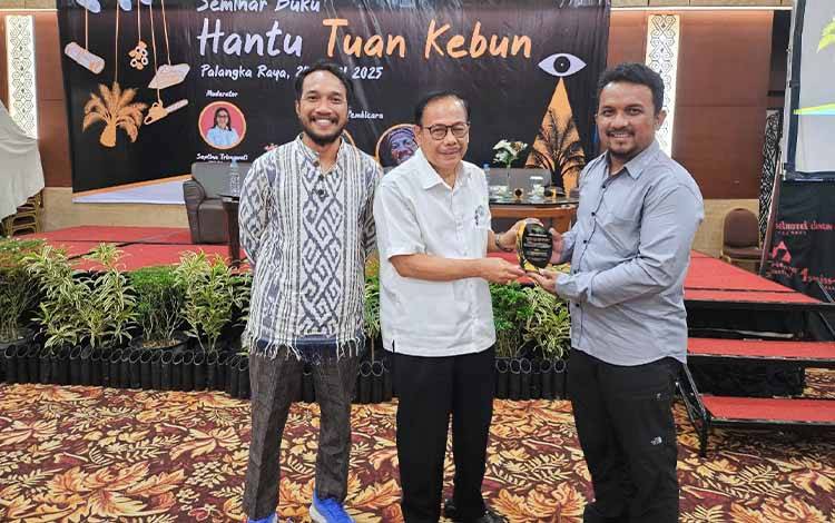 Seminar Buku "Hantu Tuan Kebun" Bahas Permasalahan Agraria Industri Sawit