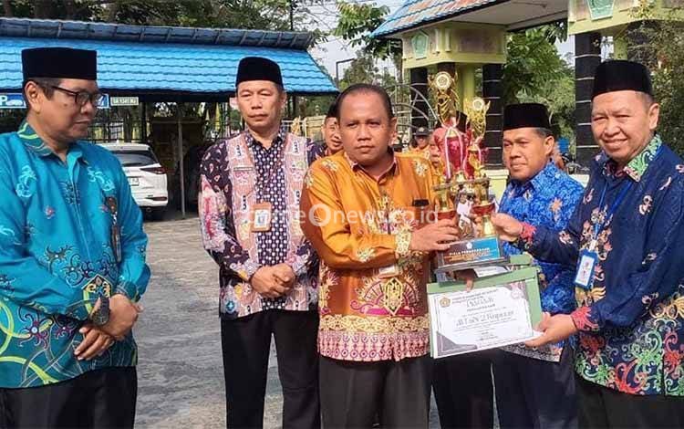 MTsN 2 Kapuas Terima Penghargaan Kelengkapan Perangkat Bahan Ajar 2025