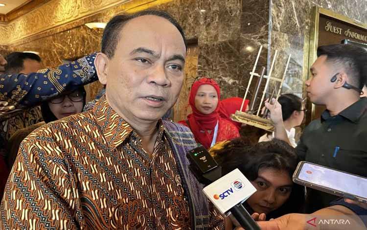 Menteri Koperasi, Budi Arie Setiadi saat menanggapi pertanyaan awak media di kawasan Kemayoran, Jakarta, Jumat (25/4/2025). (ANTARA/Arnidhya Nur Zhafira)