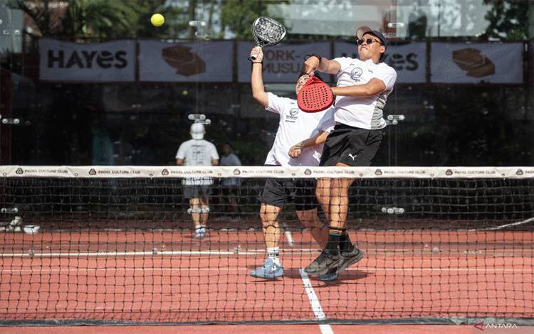 Pemain padel mengembalikan bola ke arah lawan saat Turnamen Padel pertama di Padel Culture Club, Bandung, Jawa Barat, Sabtu (8/2/2025). ANTARA FOTO/M Agung Rajasa/tom.