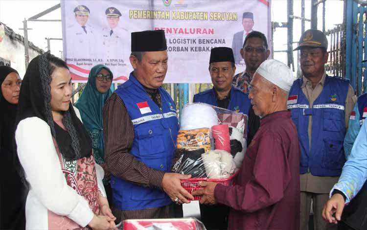 Tinjau Lokasi Kebakaran, Bupati Seruyan Salurkan Sejumlah Bantuan