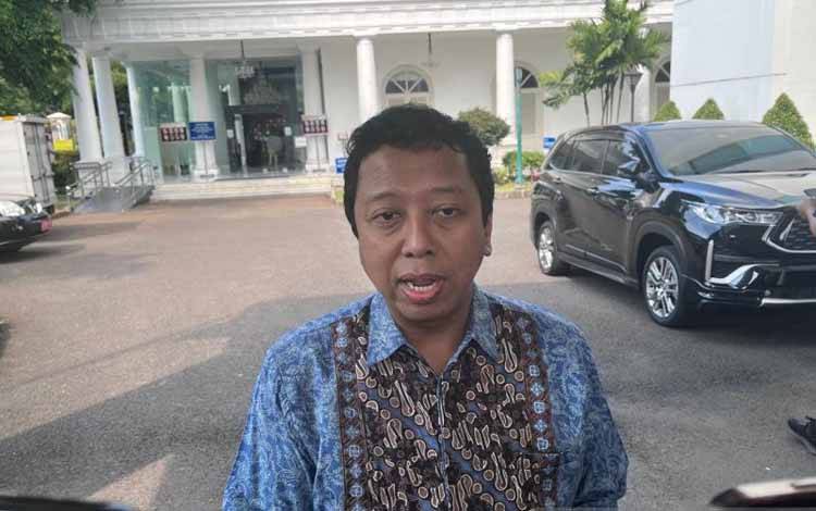 Pendiri Global Darussalam Akademi, Muhammad Romahurmuziy saat menyampaikan keterangan di kompleks Istana Kepresidenan, Jakarta, Jumat (25/4/2025). ANTARA/Fathur Rahman
