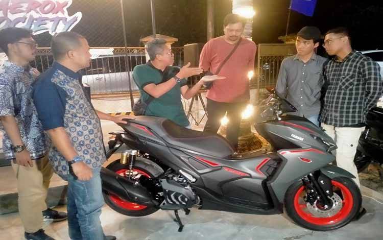 Wahyu Damanik, CCS Area Kalselteng memperlihatkan Yamaha Aerox Alpha Ultomate kepada wartawan, Jumat 25 April 2025