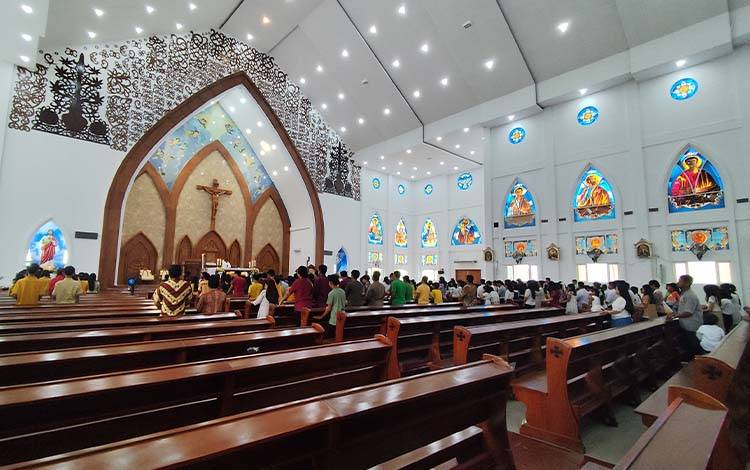 Keluarga Besar Santa Maria Palangka Raya Misa Perayaan Paskah di Gereja Yesus Gembala Baik
