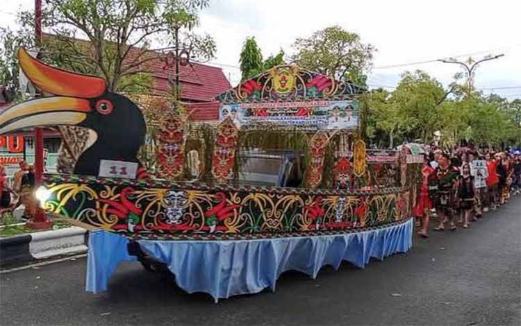 Pawai Budaya Semarakkan Hari Jadi ke 219 Kota Kuala Kapuas